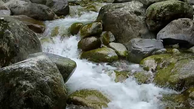 山区河流的石头视频素材