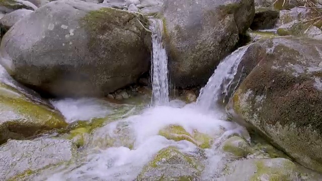 山区河流的石头视频素材