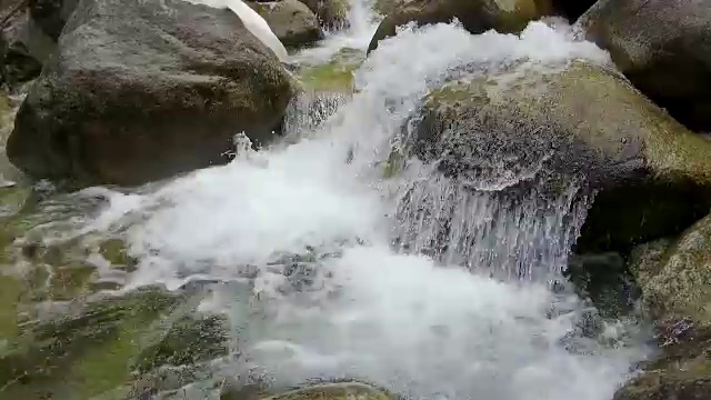 山区河流的石头视频素材