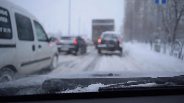 雪中汽车的散焦场景视频素材