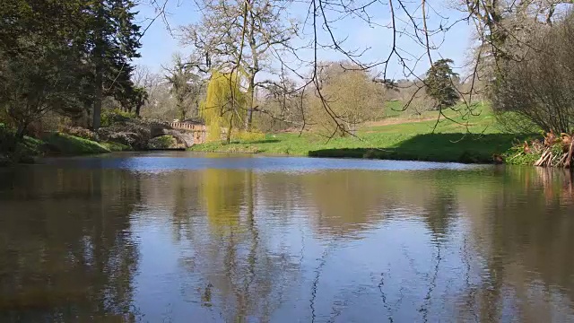 英国乡村春天的河流和湖泊视频下载