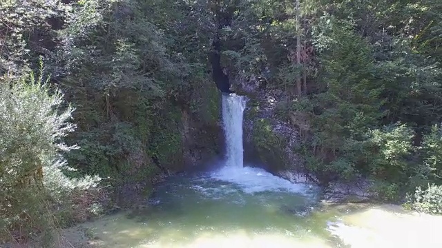 特写:白水瀑布瀑布在大岩石墙视频素材