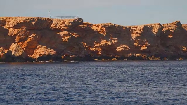 从船上看到岩石海岸视频素材