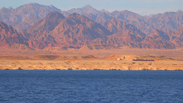 位于西奈半岛沙漠海岸的山脉视频素材