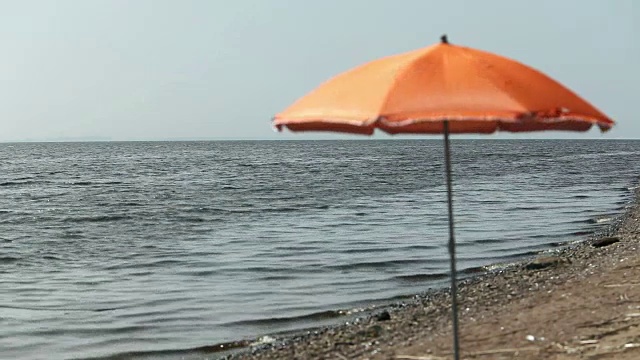 空旷的海滩上的雨伞视频素材