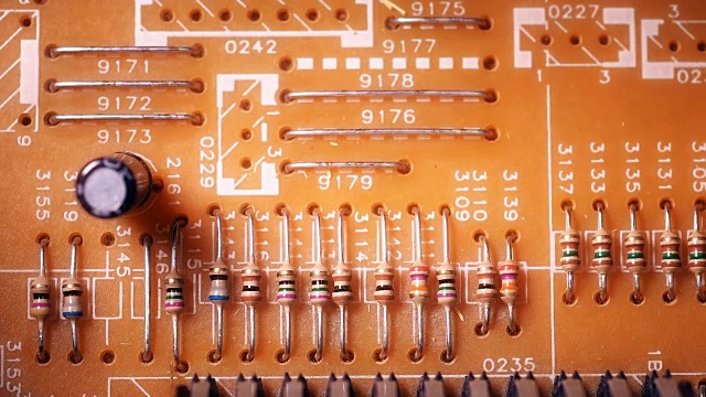 电视板上的电阻、电容视频素材
