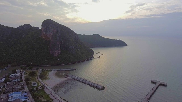 山海鸟瞰图和美丽的日落视频素材