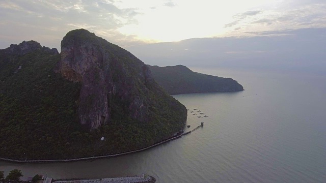 山海鸟瞰图和美丽的日落视频素材