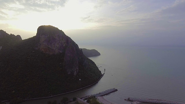 鸟瞰山和海与美丽的日落视频素材