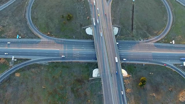 繁忙公路鸟瞰图视频素材