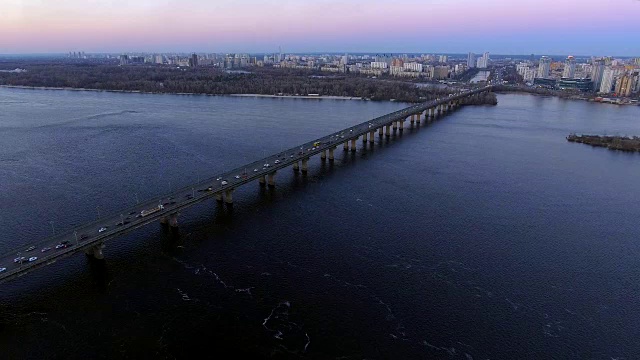 夕阳下乌克兰首都基辅的鸟瞰图。视频素材