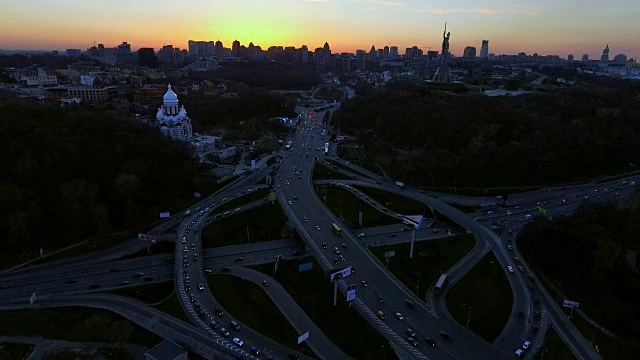 特大都市天际线。日落后，乌克兰基辅上空的航拍。城市的天际线。视频素材