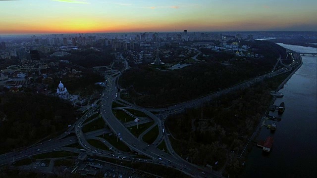 特大都市天际线。日落后，乌克兰基辅上空的航拍。城市的天际线。视频素材