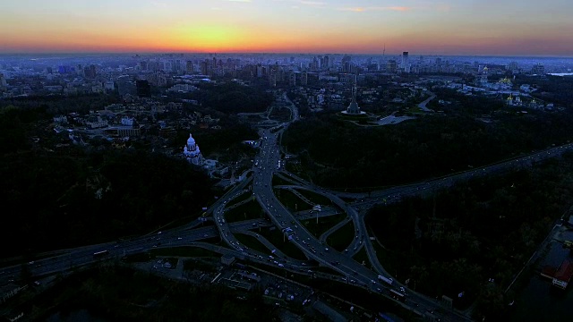 特大都市天际线。日落后，乌克兰基辅上空的航拍。城市的天际线。视频素材