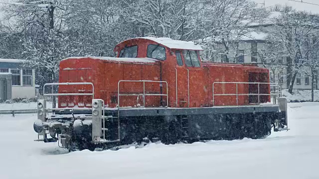 大雪中的火车引擎视频素材