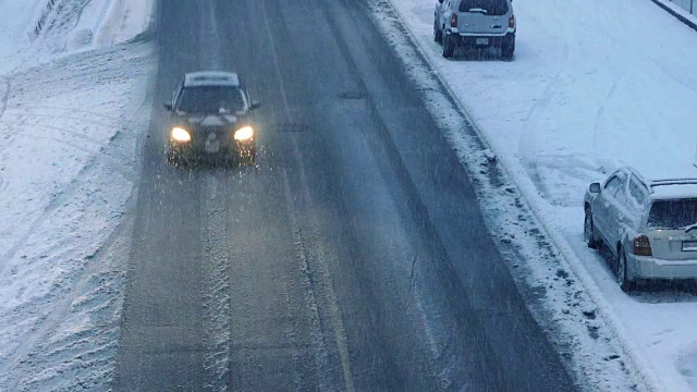 雪地上的汽车视频素材