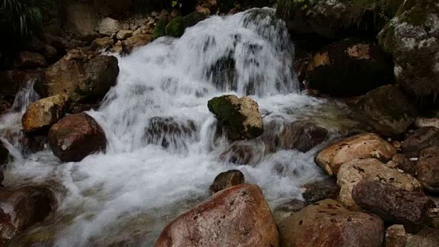 山川流过多岩石的阿尔卑斯山山脉视频下载