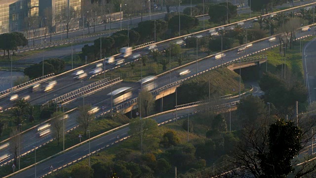 日落时分的交通场景和道路。长时间的曝光。时间流逝视频素材