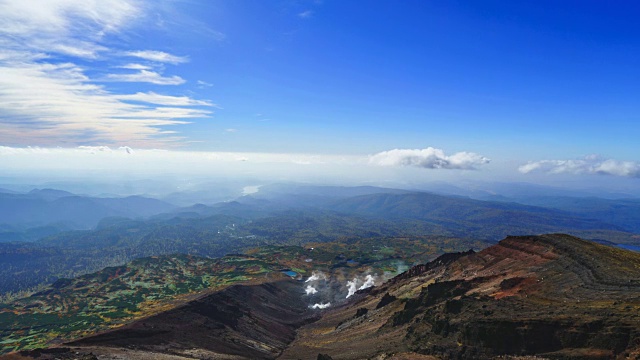 从旭鹤山(日本北海道最高的山)山顶俯瞰美丽的景色。/ 4K延时视频素材