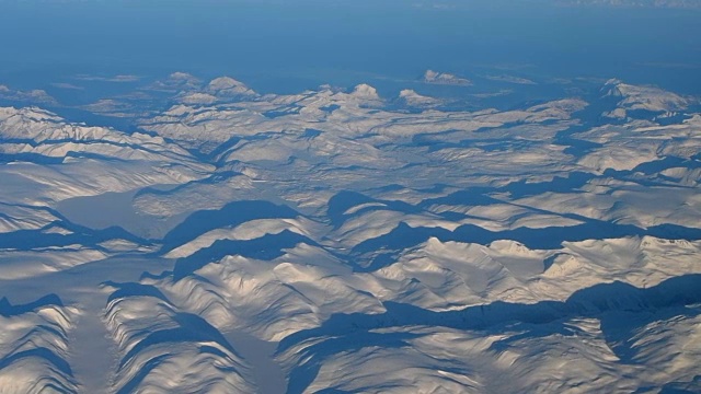 挪威北部雪山的鸟瞰图视频素材