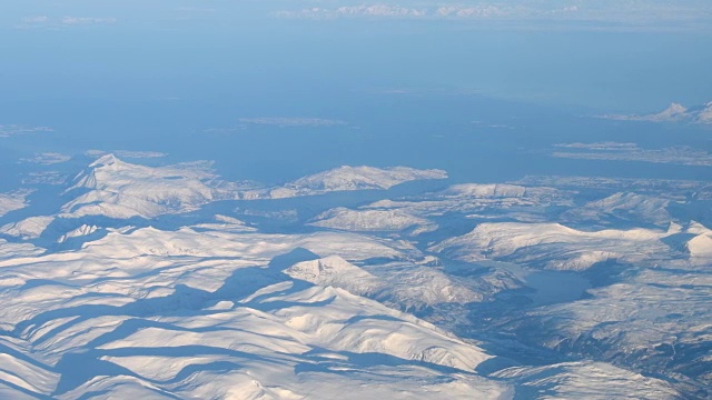 挪威北部雪山的鸟瞰图视频素材