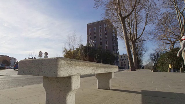 慢动作近景:滑板运动员在长凳上做特技跳跃和滑动视频素材