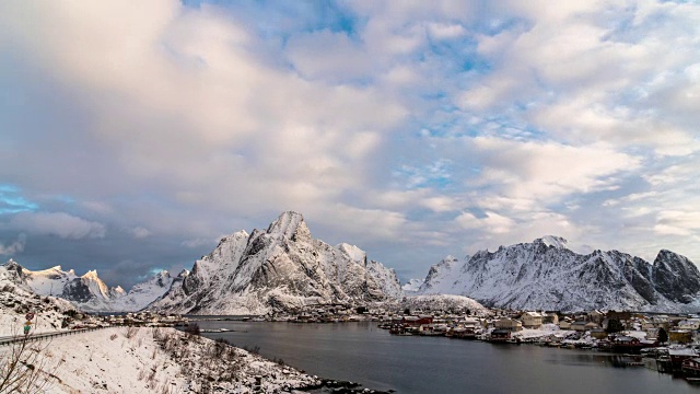 4K时间的俯视图风景雪山与多云和湖在罗浮敦群岛，挪威视频素材