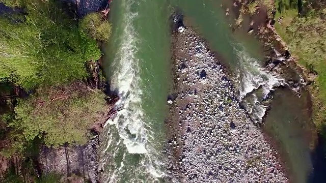 全高清FHD鸟瞰图。在阳光明媚的夏日清晨，低空飞过新鲜寒冷的山间河流视频素材