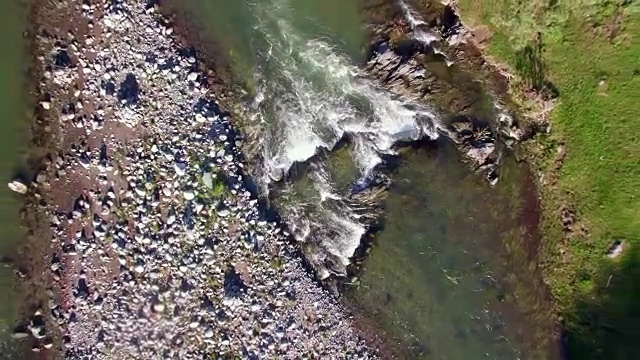 全高清FHD鸟瞰图。在阳光明媚的夏日清晨，低空飞过新鲜寒冷的山间河流视频素材