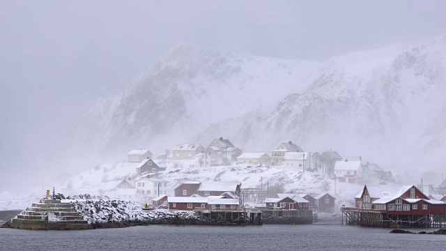 在挪威罗浮敦群岛的海景和雪山的4K镜头视频素材