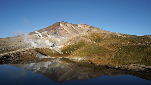 Daisetsuzan国家公园。朝霞山高平原上的“Sugatami Pond”视频素材