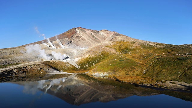 Daisetsuzan国家公园。朝霞山高平原上的“Sugatami Pond”视频素材