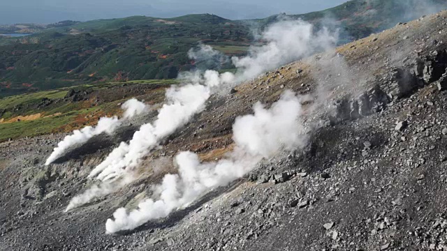 Daisetsuzan国家公园。朝霞火山喷口冒出的蒸汽。视频素材