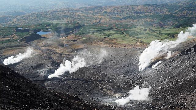 Daisetsuzan国家公园。朝霞火山喷口冒出的蒸汽。视频下载