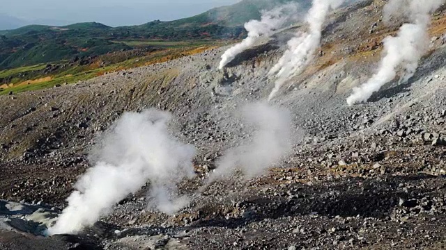 Daisetsuzan国家公园。朝霞火山喷口冒出的蒸汽。视频素材