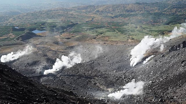 Daisetsuzan国家公园。朝霞火山喷口冒出的蒸汽。视频素材