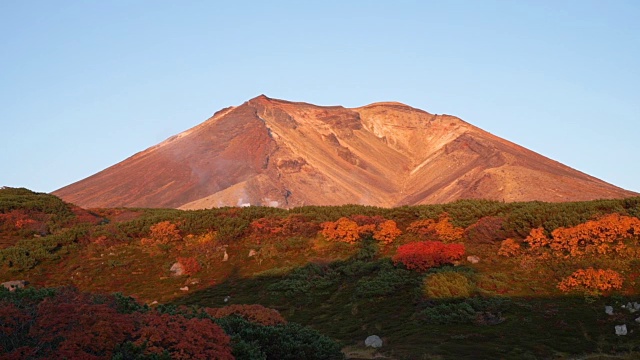 Daisetsuzan国家公园。朝霞山顶的景色。视频素材