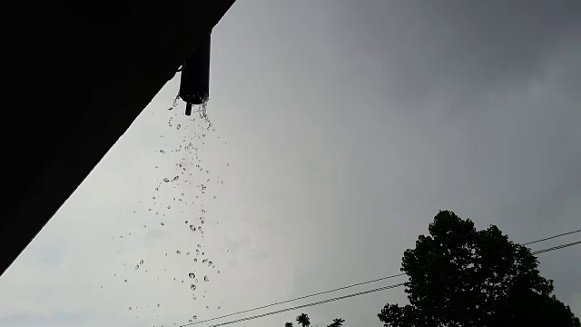 雨从阴沟中落下视频素材