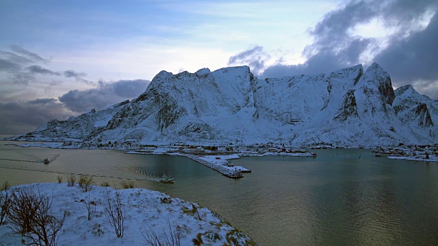 挪威罗浮敦群岛哈姆努瓦村顶景雪山、云和湖的视频视频素材