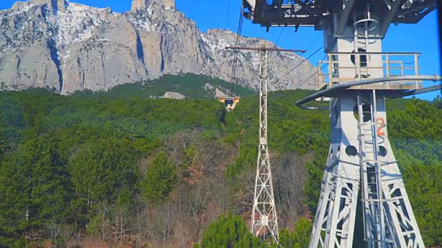 去山上的路是索道。克里米亚，通往爱佩特里山的索道视频素材