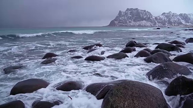 挪威罗弗敦的乌特克莱夫海滩，狂风巨浪从右到左拍摄视频素材