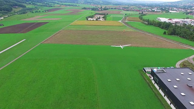 遥控模型飞机飞行，鸟瞰图，遥控视频素材