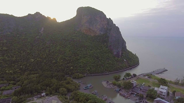 山海鸟瞰图和美丽的日落视频素材