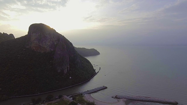 山海鸟瞰图和美丽的日落视频素材