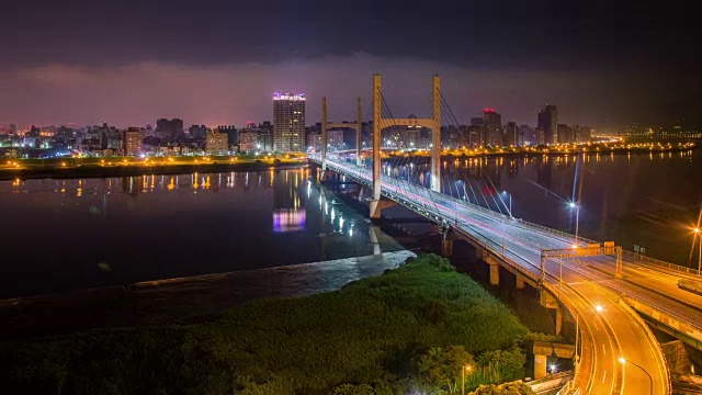 时间流逝-城市天际线与交通的观点在大桥上的夜晚，台北，台湾视频素材