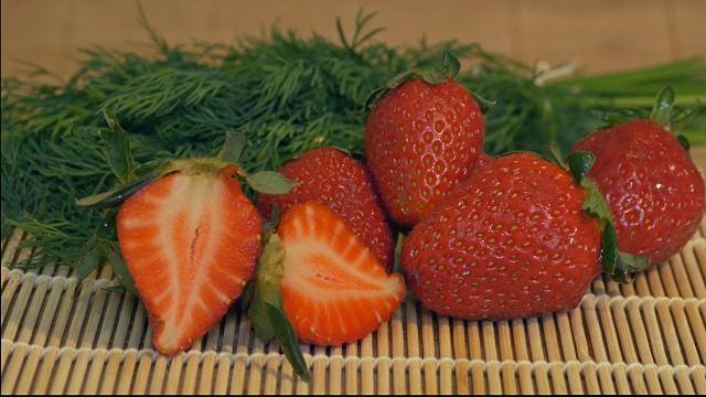 桌上的新鲜草莓视频素材