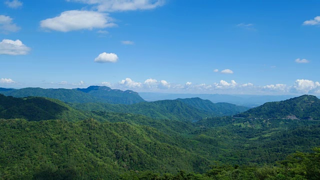 泰国碧差汶Khao Kho的蓝天山视频素材