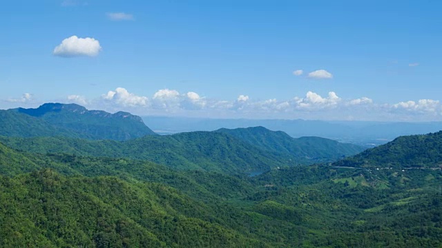 泰国碧差汶Khao Kho山与蓝天的延时摄影视频素材