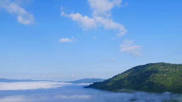 泰国碧差汶Khao Kho山清晨的雾延时视频素材