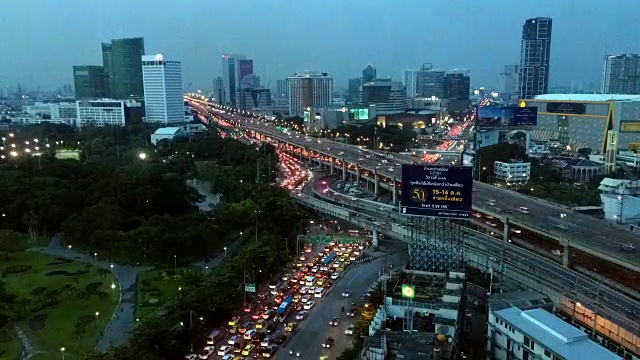 泰国曼谷，2017年4月8日:从白天到晚上，泰国曼谷拉普拉路口的道路交通高角度视图视频素材